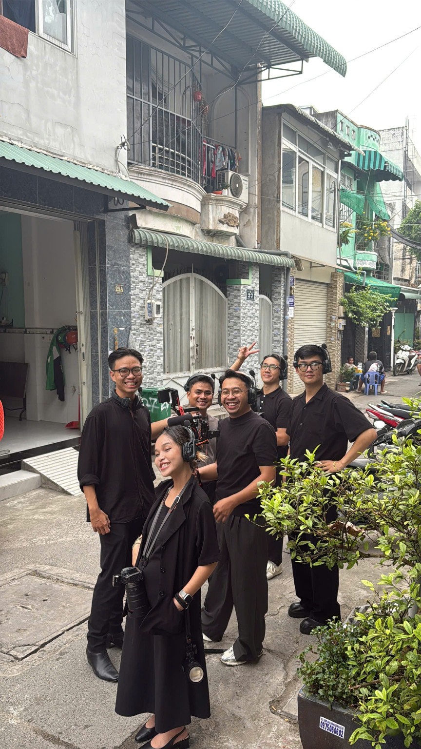 Ê-kíp cùng máy quay trong một con hẻm